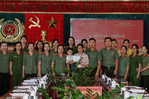 Nhận đỡ đầu con trai Thiếu tá Hà Văn Minh hy sinh khi làm nhiệm vụ