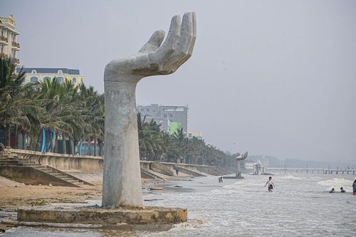 Tháo dỡ bàn tay khổng lồ nghiêng ngả giữa biển Thanh Hóa