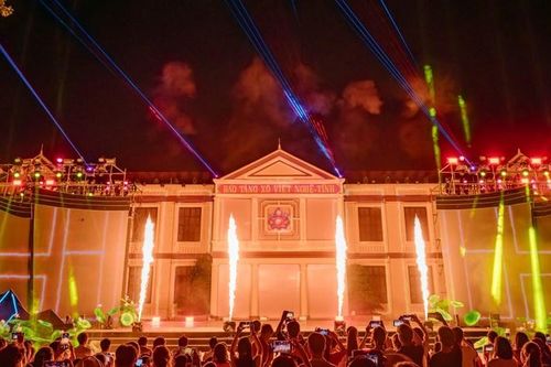 Mãn nhãn với hiệu ứng show 'Lửa Xô viết', người dân và du khách xúc động, tự hào