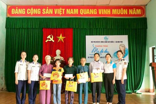 Hội phụ nữ Vùng cảnh sát biển 2 tặng quà cho học sinh và phụ nữ có hoàn cảnh khó khăn