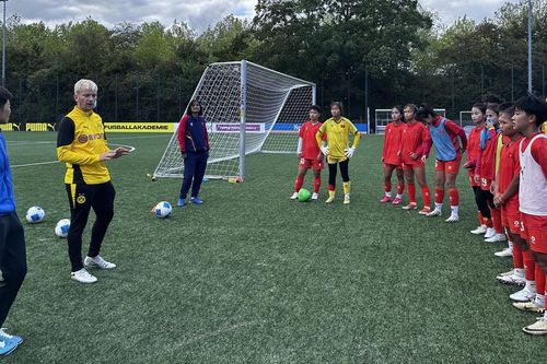 U17 Việt Nam tập luyện cùng HLV Borussia Dortmund