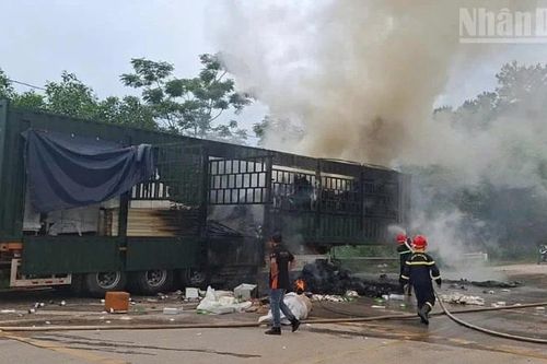 Lạng Sơn: Cháy xe chở hàng, phát hiện gần 3 tấn xúc xích không rõ nguồn gốc