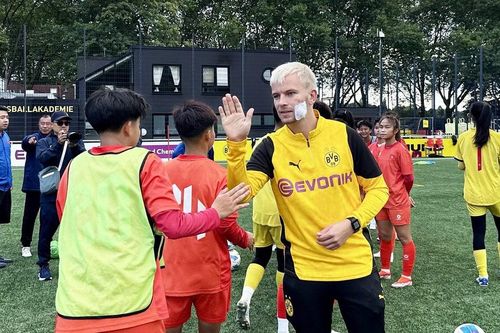U17 nữ Việt Nam tiếp thu nhiều bài học cùng huấn luyện viên U17 Borussia Dortmund