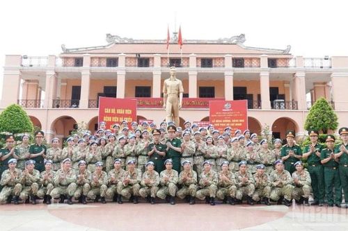 Bệnh viện Dã chiến cấp 2 số 7 dâng hương Bác và phát động phong trào thi đua