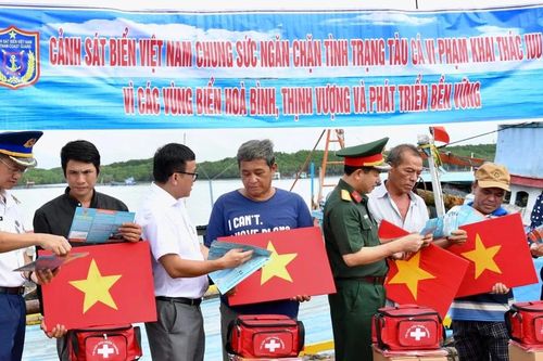 Tuyên truyền chống khai thác thủy sản bất hợp pháp tại xã đảo Thạnh An