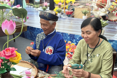 Độc đáo nghề làm hoa giấy Thanh Tiên tại Triển lãm thành tựu đất nước