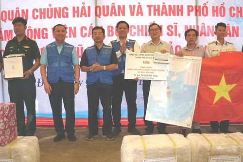Gần 800 triệu đồng được trao tặng quân và dân đảo Nam Du, Hòn Đốc