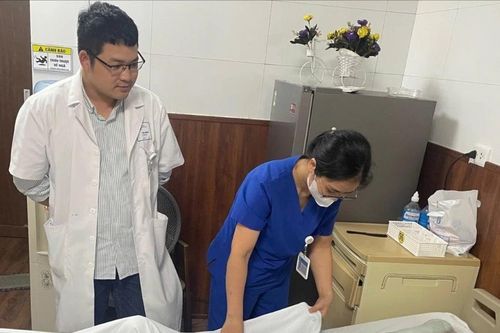 Cụ bà 80 tuổi ở Hà Nội suýt mất bàn chân vì vết xước nhỏ