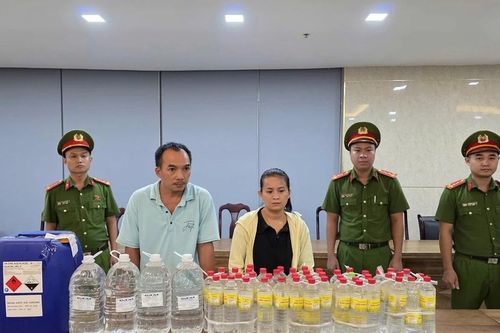 Triệt phá cơ sở sản xuất giấm ăn bẩn với công thức kinh hoàng