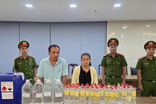 Cặp vợ chồng dùng acid chế giấm giả, bán ra thị trường hơn 1.000 lít mỗi ngày
