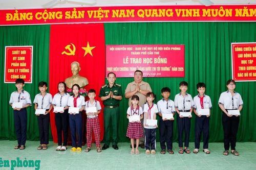 Gặp mặt, trao kinh phí hỗ trợ học sinh biên giới năm học 2025 - 2026