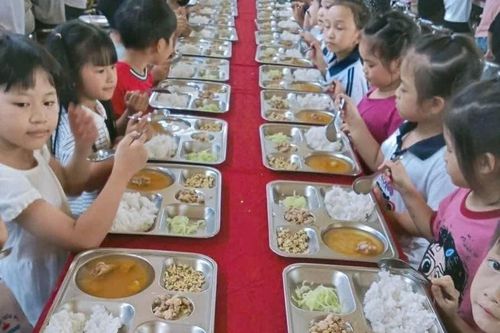Suất ăn bán trú 15 ngàn đồng của trường miền núi gây 'sốt' mạng xã hội