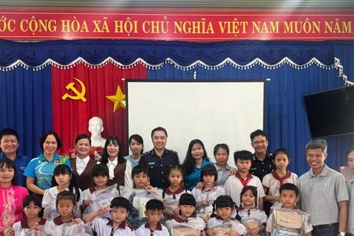 Công ty TNHH Bao bì Phúc Thịnh đồng hành cùng học sinh vùng biên giới trong chương trình 'Tiếp sức trẻ em đến trường'