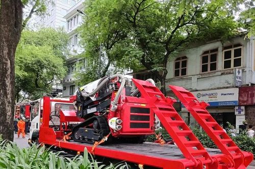 Cháy căn hộ chung cư ở TPHCM, hàng chục cảnh sát cùng robot hiện đại đến dập lửa