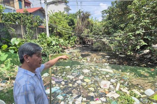 Giữa lòng Thủ đô, cả trăm hộ dân sống chung với rác thối, nước đen, ruồi nhặng