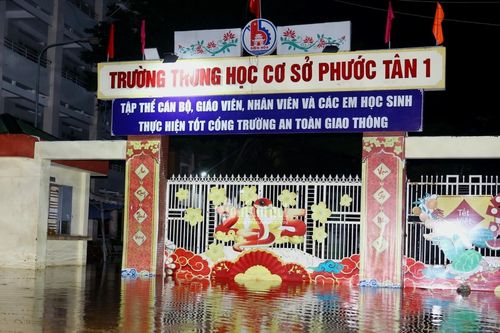 Lũ bất ngờ ập đến trong đêm, trường quyết định khẩn với gần 1.500 học sinh