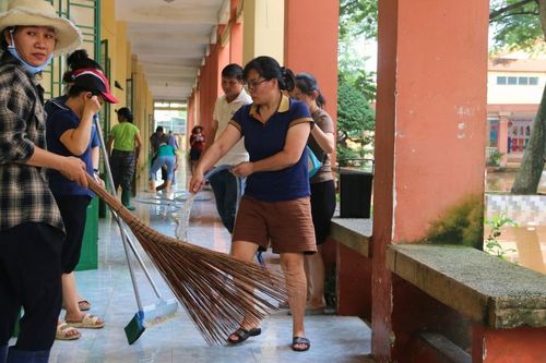 Bùn đất ngập ngụa khi lũ rút, thầy cô tất bật thu dọn để sớm đón học sinh