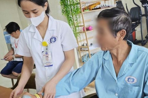 Mắc chứng 'lạ tai' liệt đêm thứ 7 vì thói quen dùng tay gối đầu khi ngủ