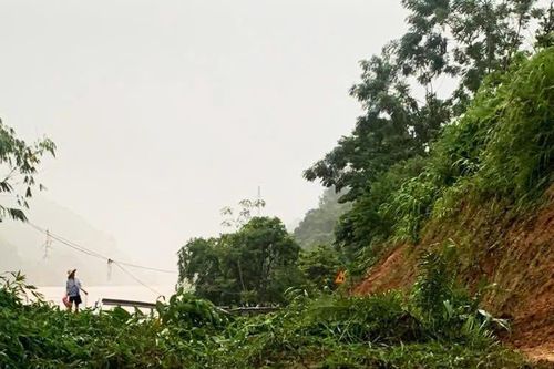 Đường vào Làng Nủ xảy ra sạt lở, ngập úng