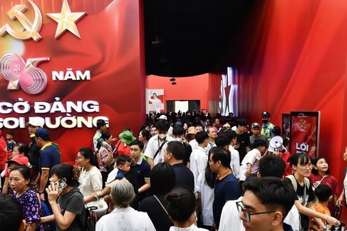 'Biển' người đổ về triển lãm 80 năm thành tựu đất nước khi sắp tới ngày bế mạc