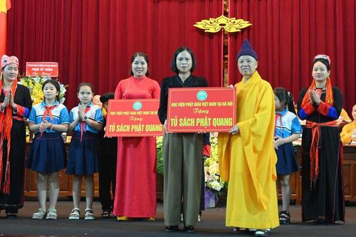 Trao tặng Tủ sách Phật Quang cho học sinh tại Ninh Bình, Quảng Ninh