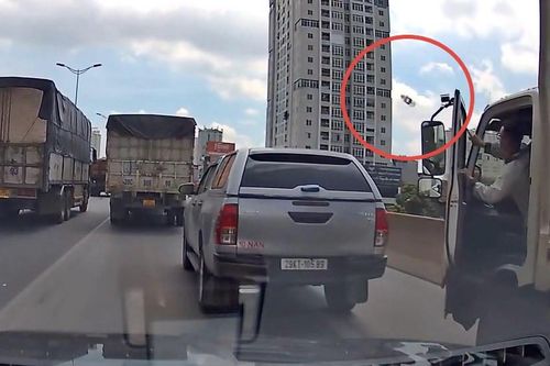 Không chen được vào làn khẩn cấp, tài xế mở cửa ném chai nước vào xe phía trước