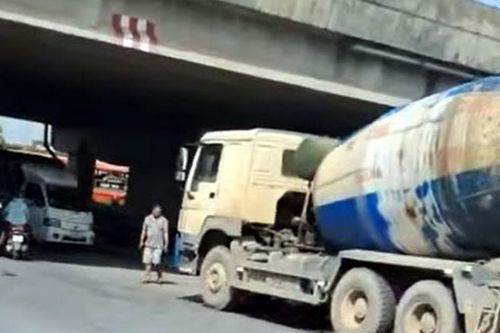 Điều tra vụ nữ sinh lớp 10 tử vong sau va chạm với xe bồn ở Hà Nội
