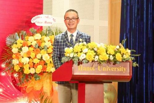 Hiệu trưởng HANU: 'Con gái với cha là cả một bầu trời hoa lá, tặng cho cha miền hạnh phúc vô bờ'