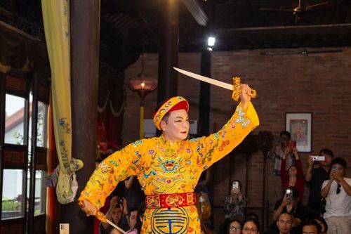 Mở kho 'khăn chầu áo ngự,' lan tỏa nét đẹp của tín ngưỡng thờ Mẫu