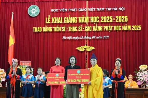 Học viện Phật giáo Việt Nam tặng sách cho học sinh tỉnh Ninh Bình, Quảng Ninh