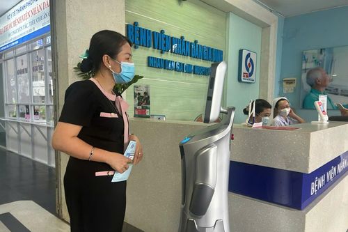Người bệnh thích thú với robot 'tiếp tân' ở TP Hồ Chí Minh