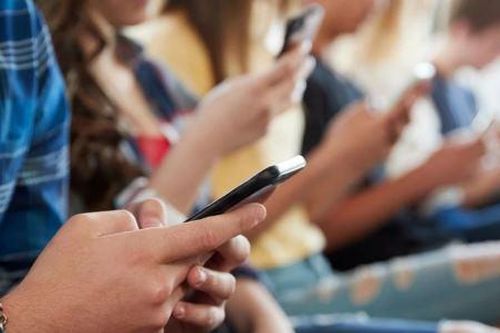 Phụ huynh Pháp 'đau đầu' kiểm soát việc dùng điện thoại của con trẻ