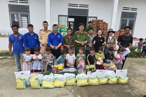 Công an xã Ia Pa trao tặng quà cho gia đình khó khăn và học bổng cho học sinh vượt khó