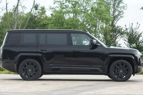 SUV dài 5,4 mét, công suất 1.180 mã lực, công nghệ tối tân, giá hơn 4,7 tỷ đồng