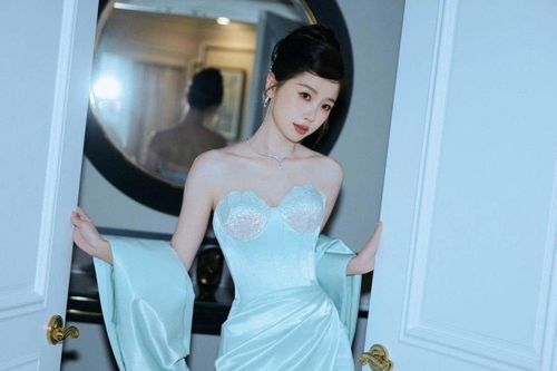 'Tứ bề thọ địch' Ngu Thư Hân
