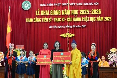 Học viện Phật giáo Việt Nam tặng hơn 1.000 đầu sách cho học sinh Ninh Bình, Quảng Ninh