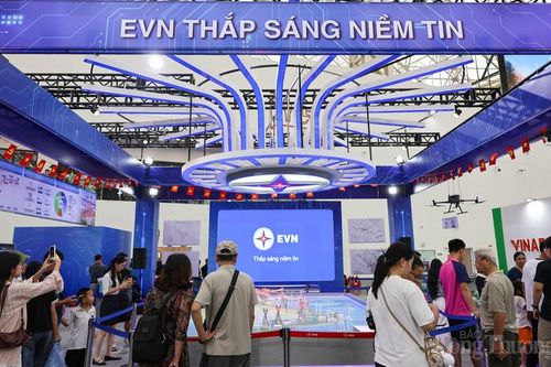 Triển lãm A80 dần khép lại, gian trưng bày của EVN vẫn sôi động