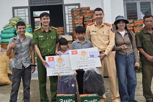 Tặng quà cho 100 gia đình có hoàn cảnh khó khăn tại xã Ia Pa