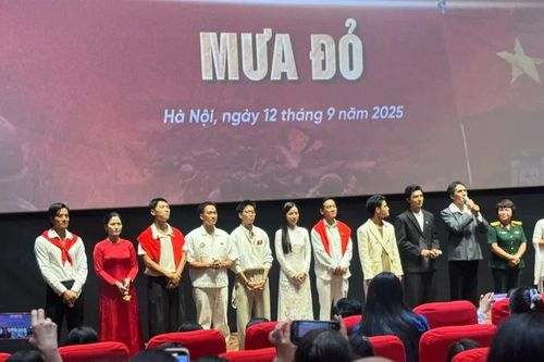 Dàn sao 'Mưa đỏ' cảm ơn khán giả đã cùng khóc, cùng cười