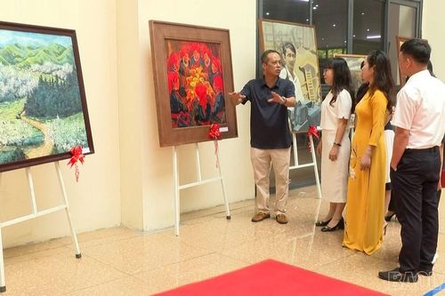 Khai mạc Triển lãm mỹ thuật 'Vẻ đẹp, con người Lào Cai'