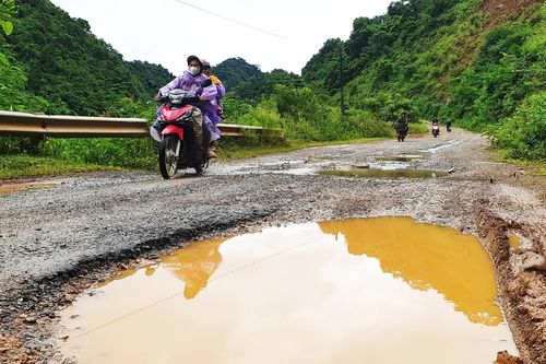 Người dân khó khăn vì đường xuống cấp, hư hỏng trầm trọng