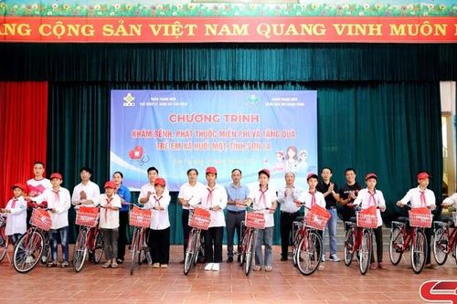 Chương trình khám bệnh, phát thuốc miễn phí và tặng quà trẻ em xã Huổi Một
