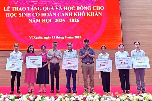 Trao quà và học bổng cho học sinh có hoàn cảnh khó khăn tại xã Vị Xuyên