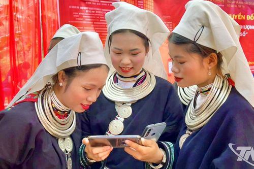 Đưa công nghệ số về vùng khó