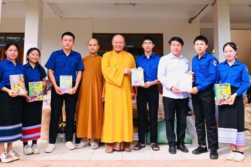 Ban Trị sự GHPGVN tỉnh Thanh Hóa thăm, tặng quà tại Trường Nội trú tỉnh Hủa Phăn (Lào)