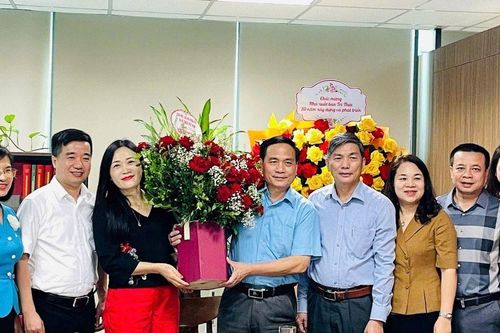 Phó Chủ tịch Phạm Ngọc Linh chúc mừng NXB Tri thức nhân kỷ niệm 20 năm thành lập