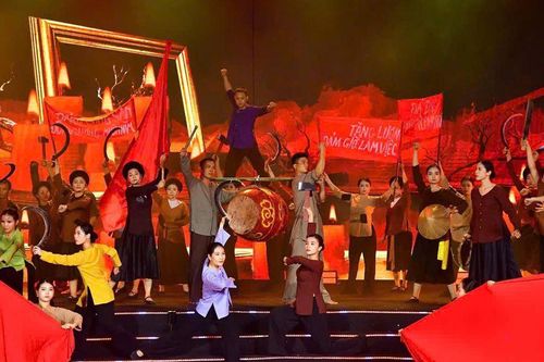 'Lửa Xô Viết' - Hành trình nghệ thuật tái hiện lịch sử và khát vọng tương lai