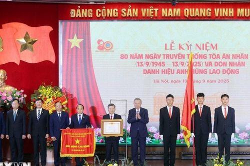 Tòa án nhân dân tối cao đón nhận Danh hiệu Anh hùng Lao động