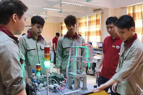 Khơi thông nguồn nhân lực - Chìa khóa phát triển công nghiệp chủ lực Hà Nội
