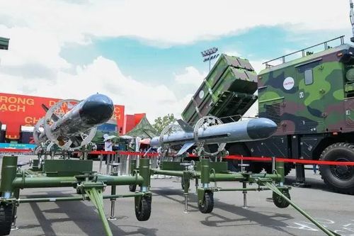 Gần 100 khí tài Việt Nam gây ấn tượng tại Đông Anh